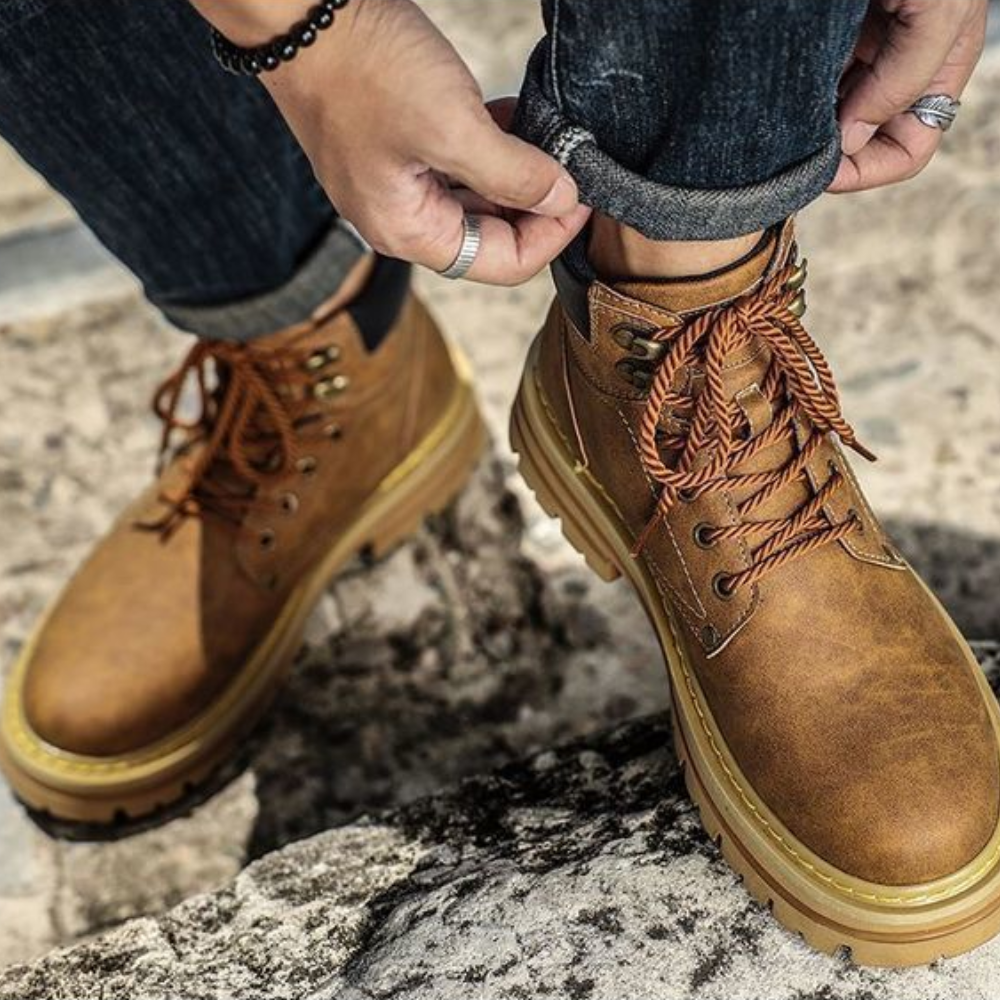 Bota Militar de Couro Barnaby